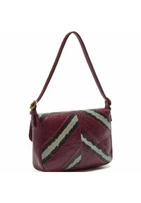 Borsa rettangolare in pelle bordeaux strutturata con motivi geometrici in grigio e nero, dotata di una singola tracolla.