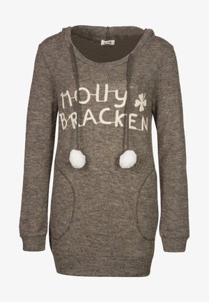 Suéter gris de corte loose, que presenta el texto "HOLLY BRACKEN" en blanco, dos bolsillos frontales y acentos de pompones blancos en los cordones.