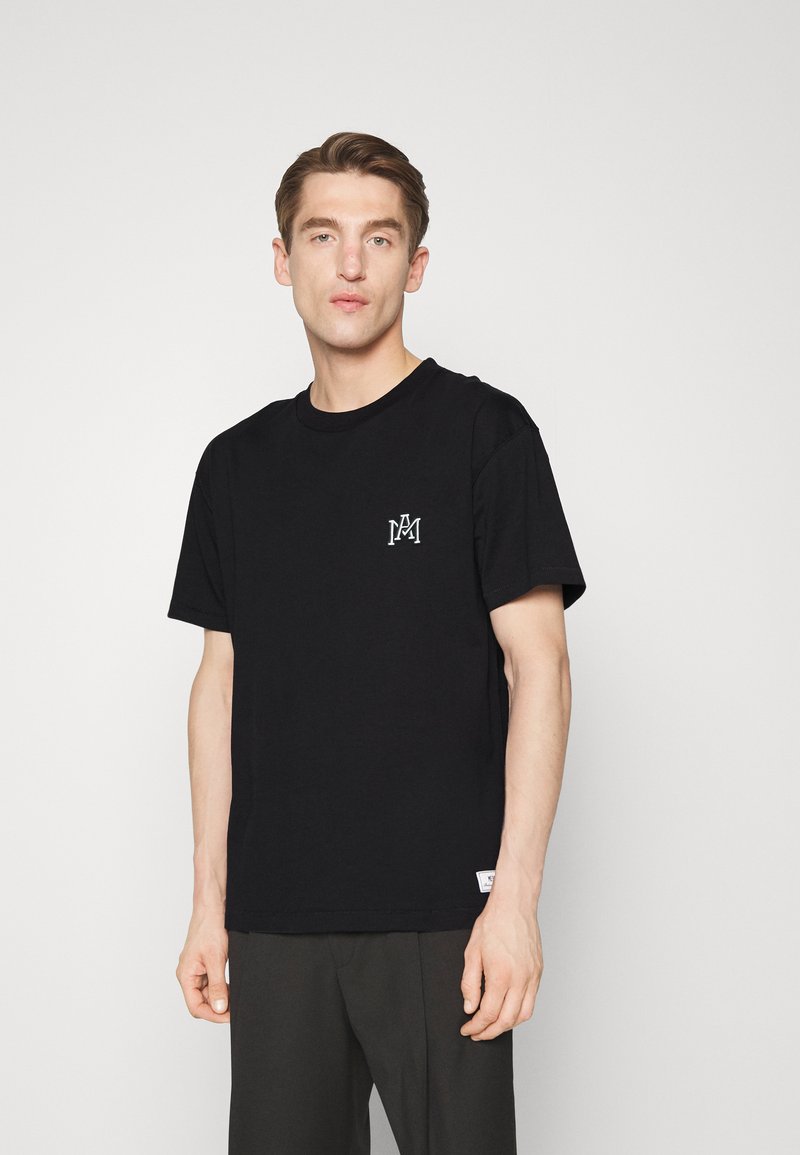 Mercer Modern Tartan Crest 2D T-shirt - Never Underestimate Style