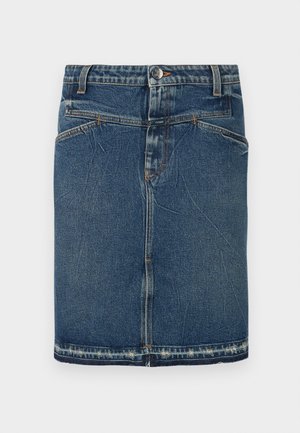 Falda de denim con un lavado azul clásico, diseño de cinco bolsillos y dobladillo desflecado. Se cierra con un botón frontal y cremallera.