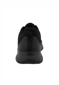 Zwarte sportschoenen met een gladde synthetische zool, een bovenwerk van gaas en een gevoerd kraagje, met een trekband aan de hiel voor gemakkelijk aan- en uittrekken.
