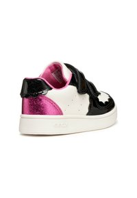 Sneaker bianco e nero con finitura lucida, dotata di un tallone glitterato rosa e cinturini in Velcro. Marchio Geox visibile sulla suola.