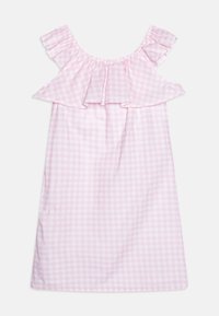 Różowa sukienka w kratkę gingham z falbanami na odkrytych ramionach, wykonana z lekkiego materiału, o prostym kroju. Środkowa zakładka na wysokości biustu podkreśla kształt.