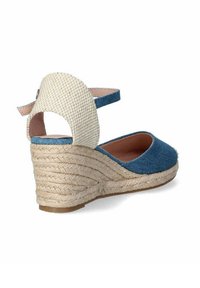 Espadrille con zeppa, punta in denim blu, tacco intrecciato beige, cinturino alla caviglia e avvolgimento in corda di jut, con una finitura liscia e textured.