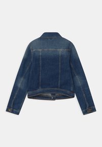 Džínová bunda v tmavě modré barvě s klasickým střihem, švy na předním i zadním dílu, dlouhými rukávy a manžetami na knoflíky. Mírně zkrácená délka.