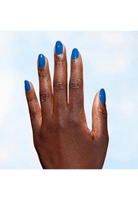 Blauwe nagellak aangebracht op een hand met een donkere huid, die vijf vingers tegen een lichte achtergrond toont, waarbij de gladde textuur en glans worden benadrukt.