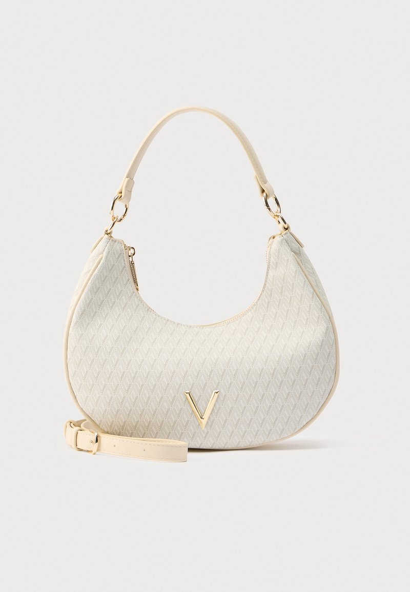 Bolso hobo color crema con un patrón geométrico en relieve. Cuenta con un detalle en forma de "V" en tono dorado y una correa desmontable. Acabado en cuero liso.