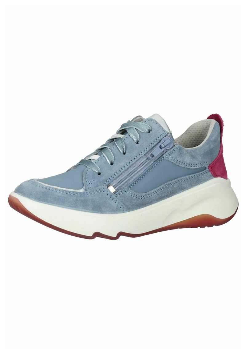 Helleblaue Wildledersneaker mit grauen Akzenten, weißer Mittelsohle und rotem Fersenbereich. Verfügt über Schnürsenkel und einen seitlichen Reißverschluss für einfaches Anziehen.