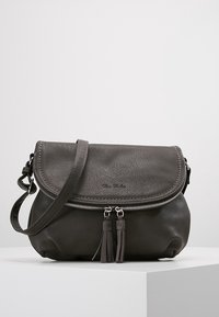 Borsa a tracolla grigia in pelle con pattella, chiusura con zip e frange decorative. Superficie testurizzata e tracolla regolabile. Design compatto.