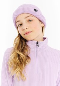 Šviesiai purpuruota raštuota mezgininė skrybėlė su etikete ir atitinkama šviesiai purpuruota pusiau užtrauktuko megztinis, turintis tekstūruotą paviršių ir stovinčią apykaklę.