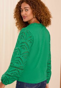 Love & Roses BRODERIE V NECK  REGULAR FIT - Hosszú ujjú felső - green