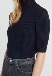 Filippa K Stickad tröja - dark blue