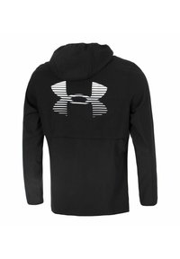 Chaquetón negro con capucha que presenta un logo blanco de rayas horizontales en la parte posterior. Fabricado con material ligero, posee un diseño aerodinámico y mangas largas.