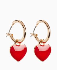 Orecchini a cerchio color oro decorati con charm a forma di cuore rosso lucido, con una texture liscia e un design della chiusura sicuro.