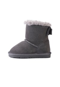 Stivale alla caviglia in suede grigio con morbida fodera in pelliccia sintetica, fiocchetto decorativo laterale e dettagli cuciti lungo la parte superiore e la suola.