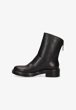 Bottine en cuir noir avec un bout rond, une fermeture éclair sur le côté et un large talon. Présente des coutures contrastées autour de la semelle.