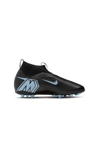 Scarpa da calcio Nike nera con finitura testurizzata, dotata di logo e dettagli blu, colletto simile a un calzino e tacchetti blu per la trazione.