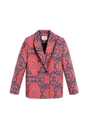 Blazer de doble botonadura en un vibrante color coral con un patrón floral en azul y crema. Presenta un cuello de muesca y dos bolsillos frontales.