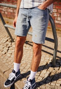 Levi's® 501® ORIGINAL - DENIM SHORT - Calções de ganga - z1352 medium indigo worn in
