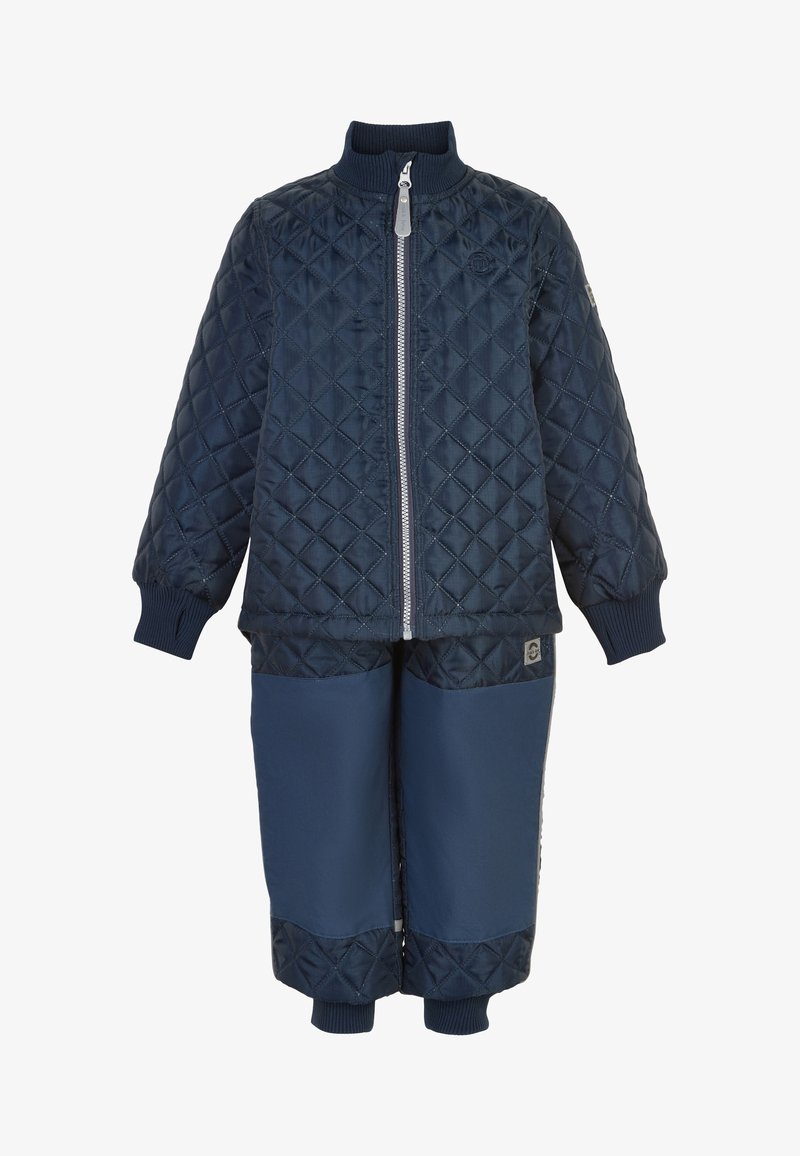 Marineblauwe gewatteerde jas en bijpassende broek met ribbels aan de boorden, voorzien van een ritssluiting aan de voorkant en contrasterende textuuraccenten.