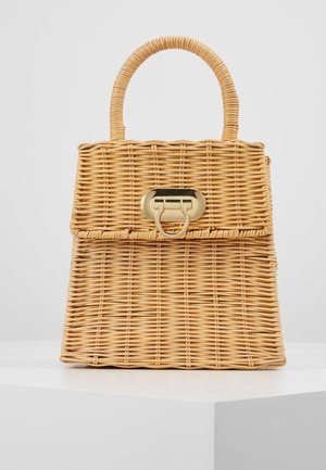 Tkana torebka z rattanu z górnym uchwytem i złotym zapięciem, o strukturalnym, prostokątnym kształcie, prezentowana na białej powierzchni.