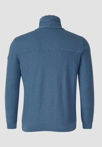 Maglione blu a maniche lunghe con collo alto, pannello a coste sulla parte superiore della schiena e polsini e bordo a coste, visto da dietro.
