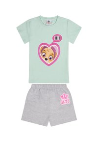 Camiseta de algodón verde menta con un gráfico de un perro de dibujos animados en un corazón rosa, combinada con pantalones cortos grises que presentan un logotipo rosa "SKYE".
