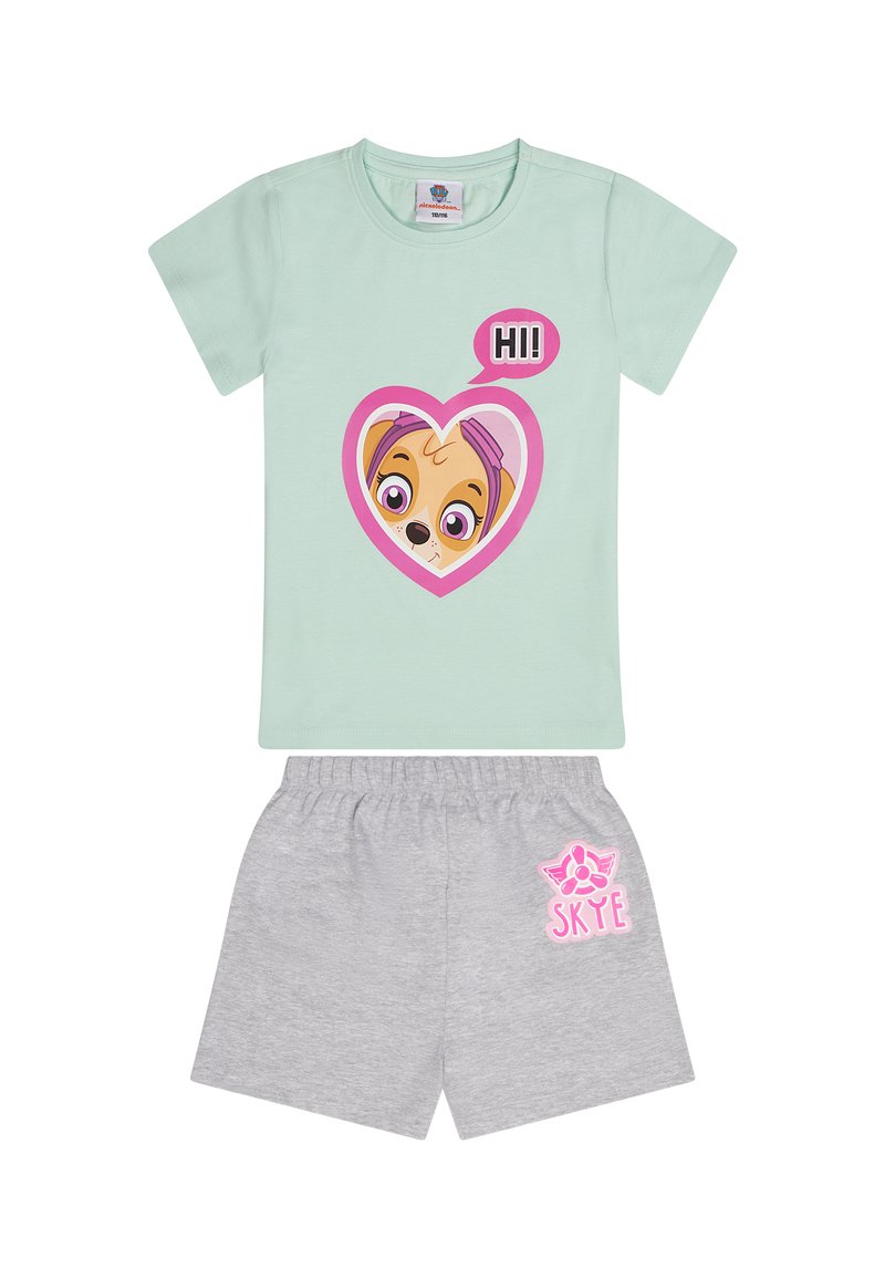 Camiseta de algodón verde menta con un gráfico de un perro de dibujos animados en un corazón rosa, combinada con pantalones cortos grises que presentan un logotipo rosa "SKYE".