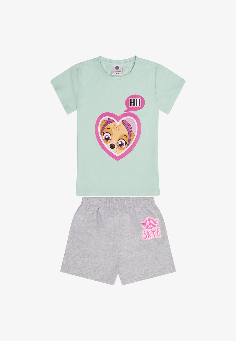 Camiseta de algodón verde menta con un gráfico de un perro de dibujos animados en un corazón rosa, combinada con pantalones cortos grises que presentan un logotipo rosa "SKYE".
