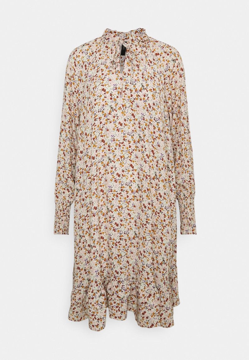 Robe crème à manches longues avec petit imprimé floral rouge, orange, jaune et violet, ourlet volanté et encolure haute froncée avec détail œillet.