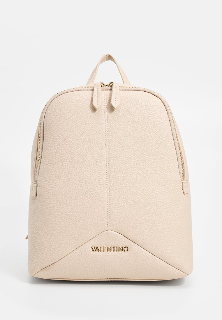 Beige Leder Rucksack mit glatter Textur, abgerundetem Oberteil, zwei Reißverschlüssen und einem goldenen "Valentino"-Logo am Boden.