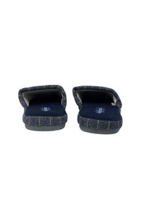 Pantofole color blu navy con tomaia in tessuto a quadretti, fodera morbida e suola in gomma grigia. Presentano un design con tacco aperto per una facile calzata.