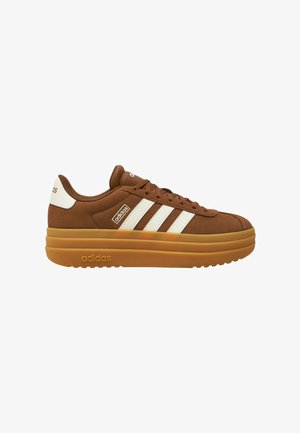 Baskets Adidas en daim marron avec des bandes blanches, semelle épaisse en caoutchouc, et logo Adidas sur le côté et le talon, vues de profil droit.