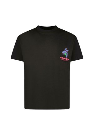 Zwarte katoenen t-shirt met ronde hals, korte mouwen en een kleurrafische afdruk op de linkerkant van de borst met abstracte vormen en tekst.
