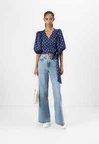 Good American GOOD WAIST PALAZZO - Platėjantys džinsai - indigo