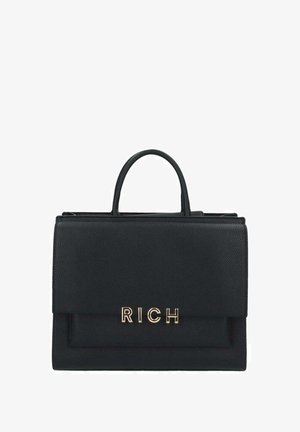 Borsa a mano in pelle nera con forma strutturata, manico superiore e lettering dorato "RICH". Superficie testurizzata con chiusura a pattina anteriore.