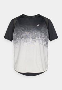 Αθλητικό t-shirt με κοντό μανίκι, με διαβάθμιση από μαύρο σε λευκό, αφηρημένα μοτίβα και λεπτομέρειες με τελείες· απαλό ύφασμα με καμπυλωτό τελείωμα.