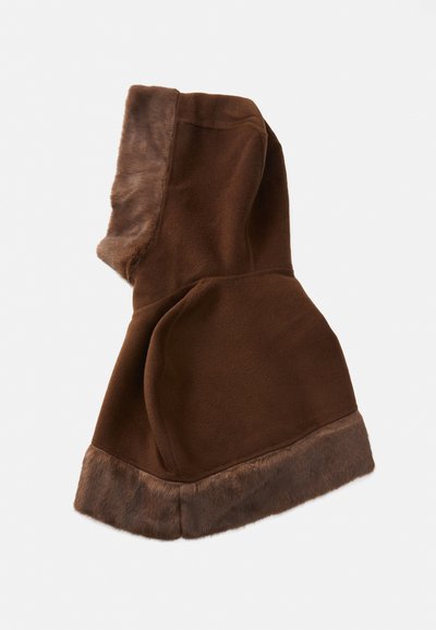 Indumento con cappuccio marrone realizzato in un tessuto morbido, con rifiniture di pelliccia scura lungo il bordo anteriore e l'orlo inferiore, isolato su uno sfondo bianco.
