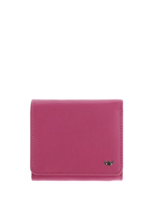 Portefeuille compact en cuir rose avec un petit emblème métallique de logo en bas à droite, fermé avec des coutures visibles le long des bords.