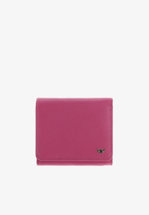 Portefeuille compact en cuir rose avec un petit emblème métallique de logo en bas à droite, fermé avec des coutures visibles le long des bords.