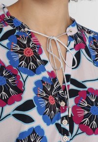 Cartoon Bluse - multi-coloured