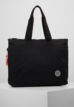 Sac fourre-tout rectangulaire noir avec deux poignées en tissu, une poche zippée à l'avant et un patch logo circulaire près du coin inférieur.