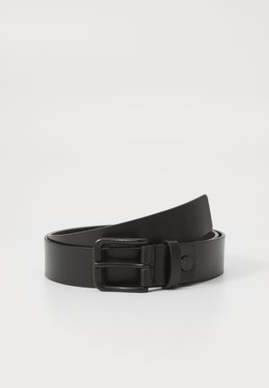 Cinto de couro preto com uma fivela metálica retangular. Apresenta uma textura suave e um design minimalista, enrolando ligeiramente na extremidade.