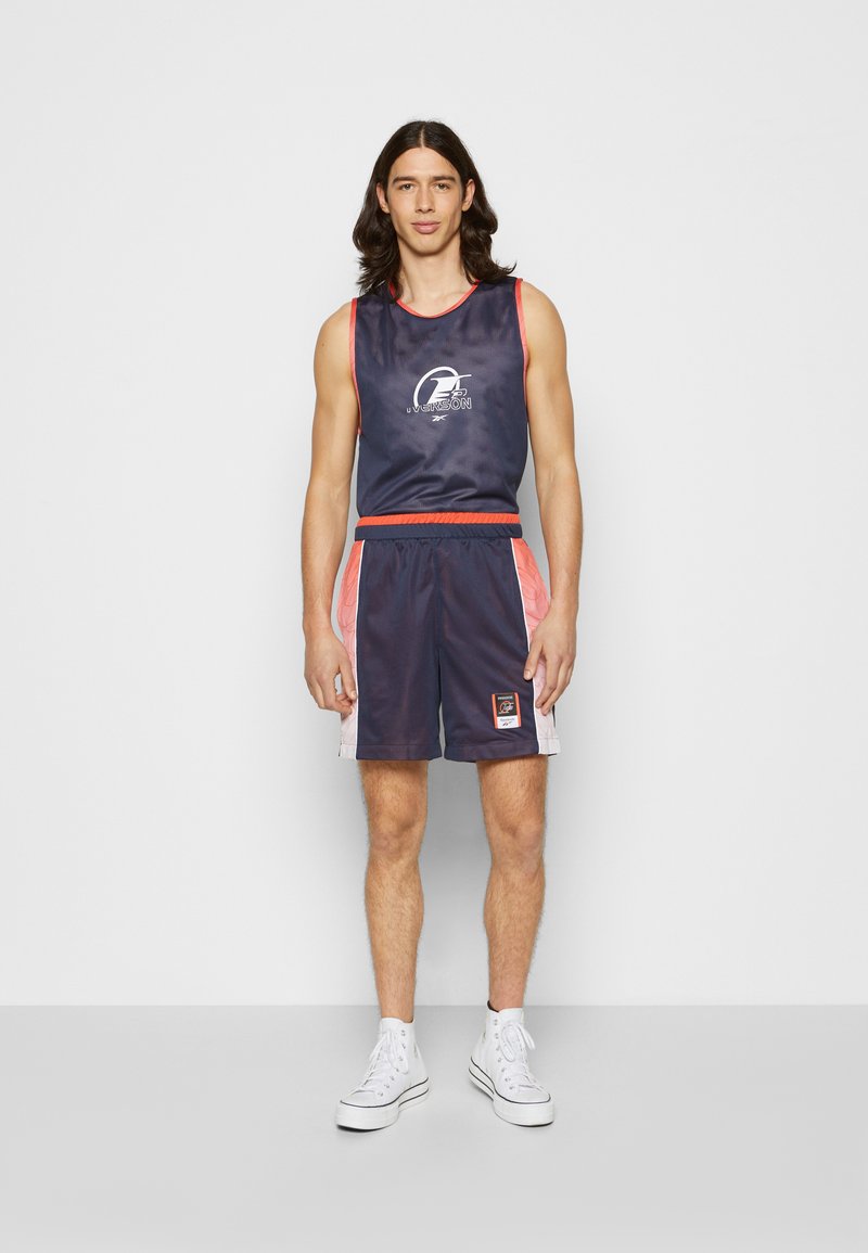 Herren Trainingsanzüge | Reebok Classic IVERSON BALL Shorts vector navy/dunkelblau - FI68170 Herren Trainingsanzüge | Reebok Classic IVERSON BALL Shorts vector navy/dunkelblau - FI68170