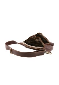 Borsa a tracolla in pelle marrone con chiusura con zip, dotata di un interno a fantasia e di una tracolla regolabile. Cuciture dettagliate e accessori in metallo.