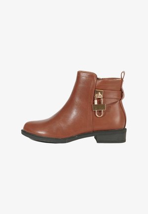 Stivale alla caviglia in pelle marrone con tacco basso a blocco, zip laterale e cinturino decorativo con fibbia e dettaglio ad anello in tono oro.