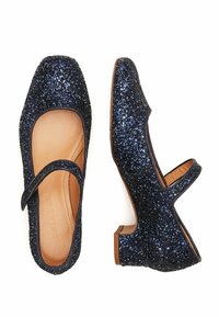 Ballet flats blu navy con glitter, punte quadrate, cinturino alla Mary Jane e tacco basso a blocco. Soletta beige liscia e dettagli neri.