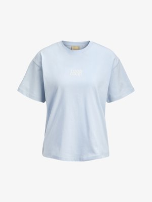 Lichtblauw T-shirt met korte mouwen en ronde hals, met kleine witte tekst "TENNIS COURT" gecentreerd op de borst.