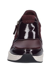 Bordowe sneakersy z błyszczącym lakierowanym wykończeniem i zamszowymi akcentami. Posiadają zamek błyskawiczny, okragły nosek oraz białą gumową podeszwę. W komplecie płaskie sznurowadła.