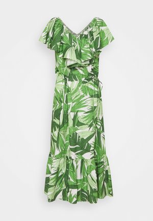 Robe midi épaules dénudées imprimé feuilles tropicales vertes et blanches, avec un col et un ourlet à volants, et une taille cintrée avec une ceinture à nouer.